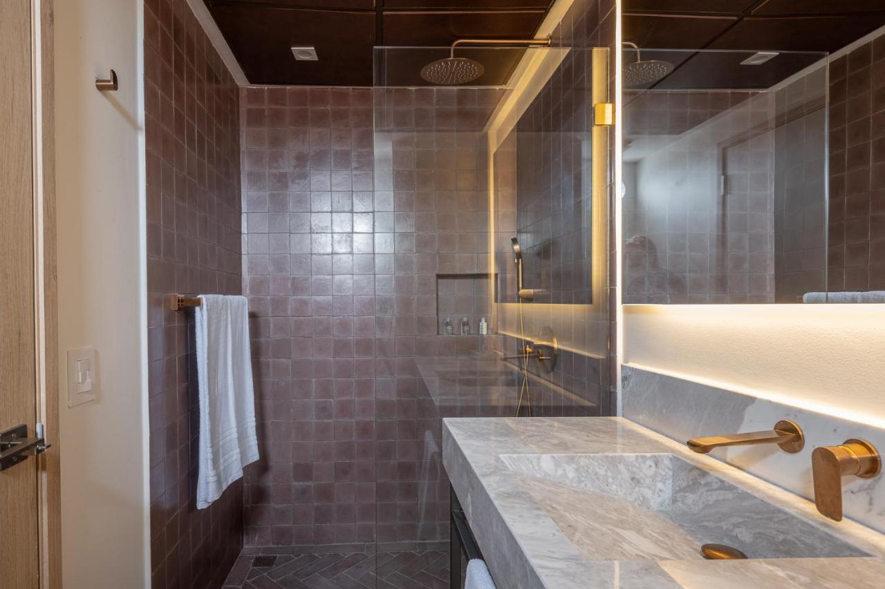 Deluxe Family Room,1385828552:JPEG