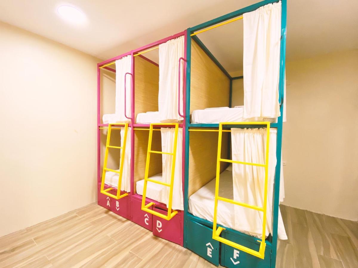 Cama en habitación compartida mixta con 6 camas y baño privado