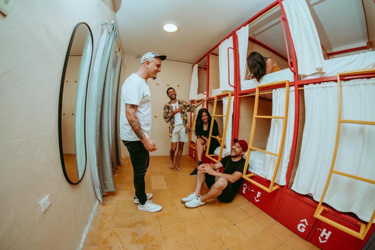 Cama en habitación compartida mixta de 8 camas con baño privado