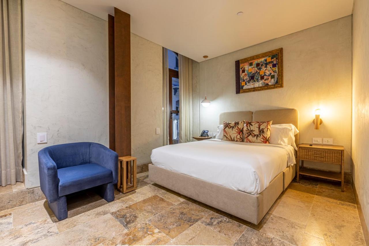 Habitación con cama grande y balcón