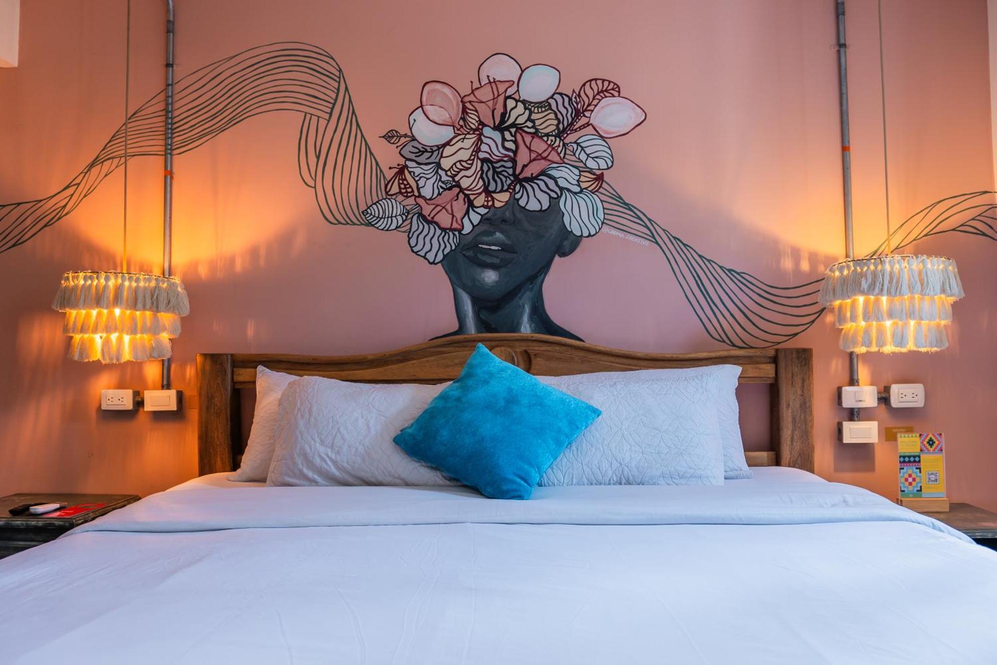 Deluxe Room,1565556667:JPEG