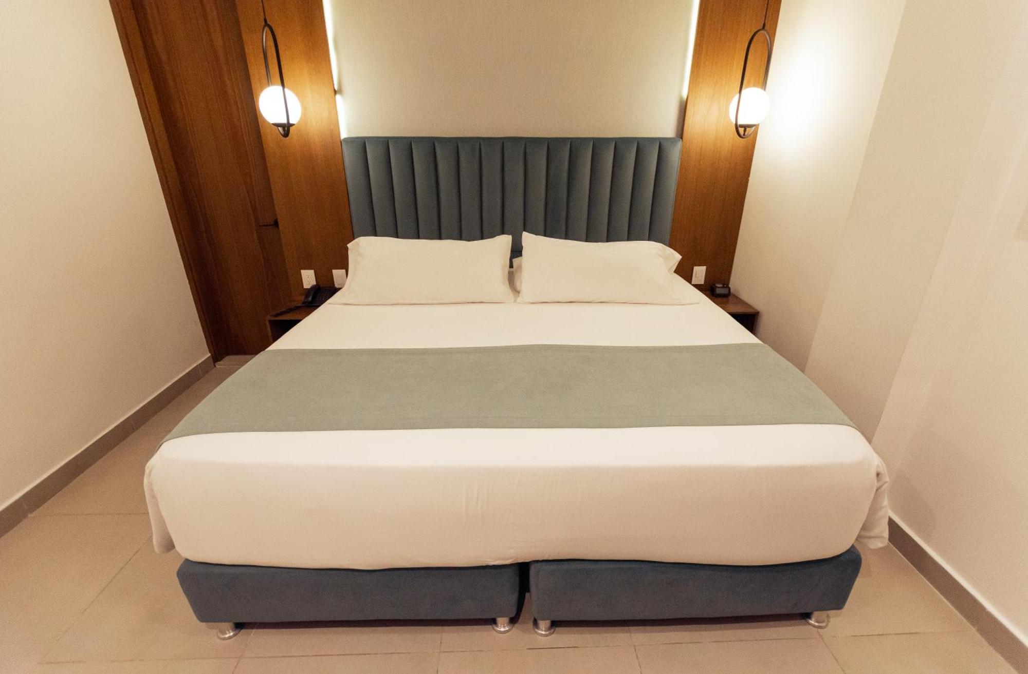 Habitación con cama extragrande y bañera de hidromasaje