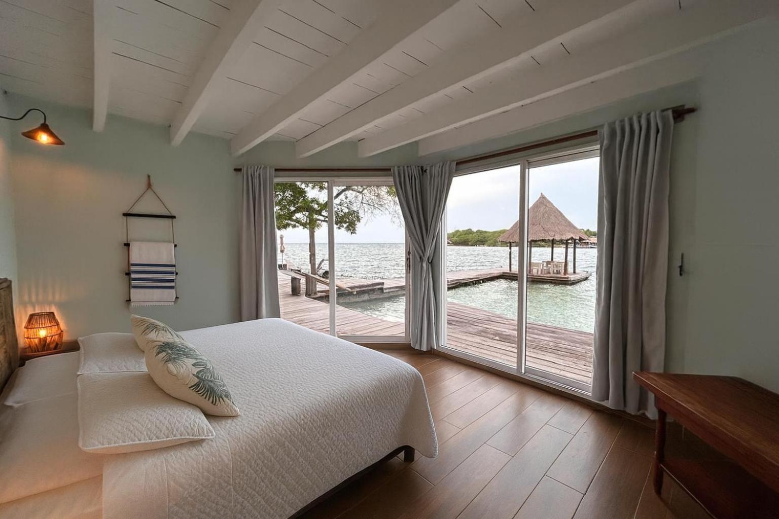 Habitación con cama extragrande y vistas al mar