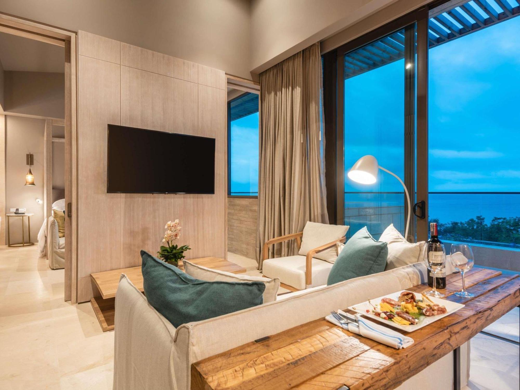 Two-Bedroom Caribbean Family Penthouse with One King Bed, Two Twin Beds and Ocean View,1731717573:JPEG