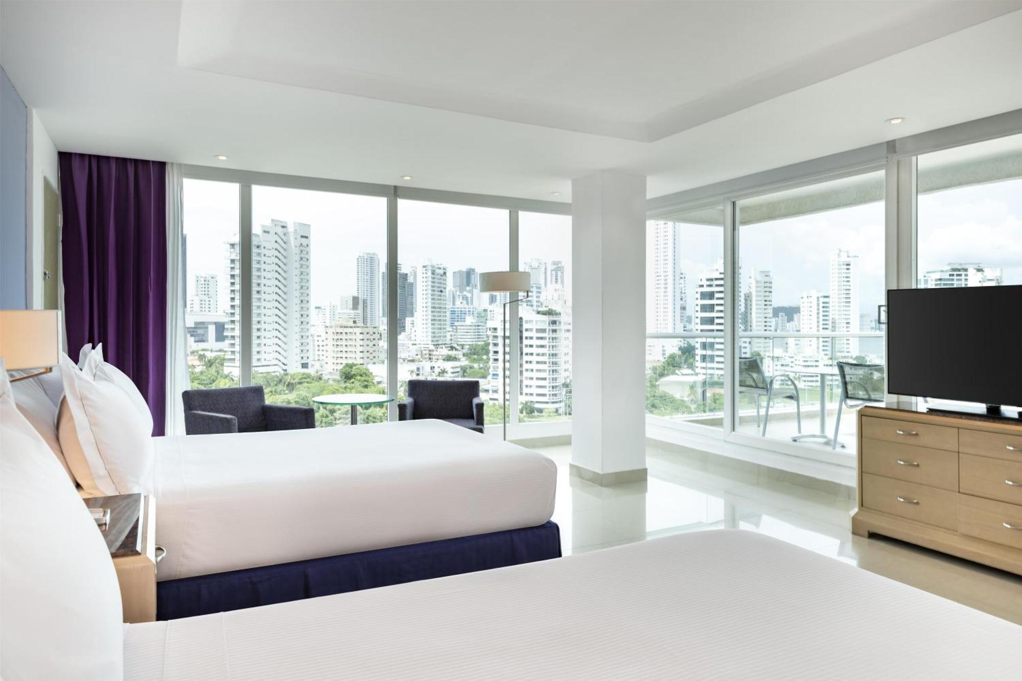 Suite Esquinera con 2 camas grandes y vistas al mar o a la ciudad